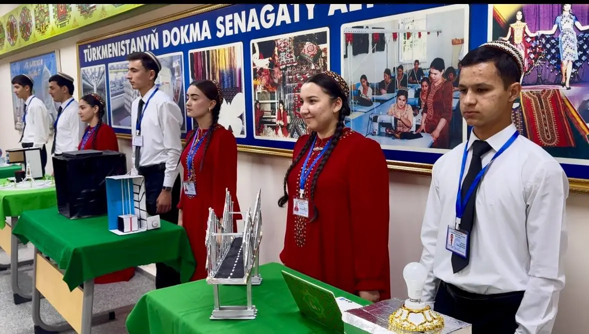Aşgabat şäheriniñ güni mynasybetli orta hünär okuw mekdebimizde talyplaryñ taslama işleriniñ sergisi we ylmy-amaly maslahat geçirildi.
