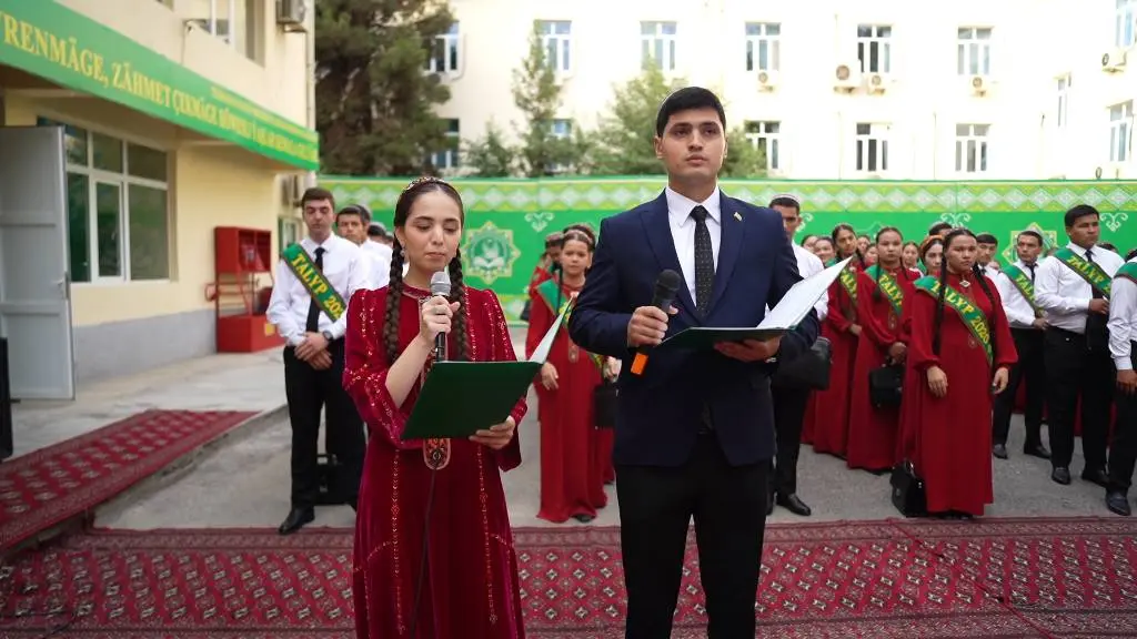 Bilimler we talyp ýaşlar güni mynasybetli "Garaşsyz baky bitarap Türkmenistan - bedew batly at myradyň mekany" ady bilen dabaraly çäre geçirildi.